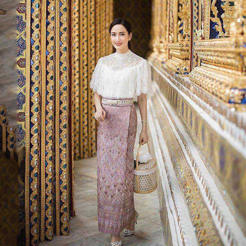 kudapy ชุดไปงานแต่งสีขาว ผ้าถุงสีชมพูอ่อนอมม่วงพิม์ลายตามแบบ เซ็ทเสื้อลูกไม้แต่งแขนระบาย มาคู่กับ กระโปรงลายผ้าไทยสวยมากกกก!!