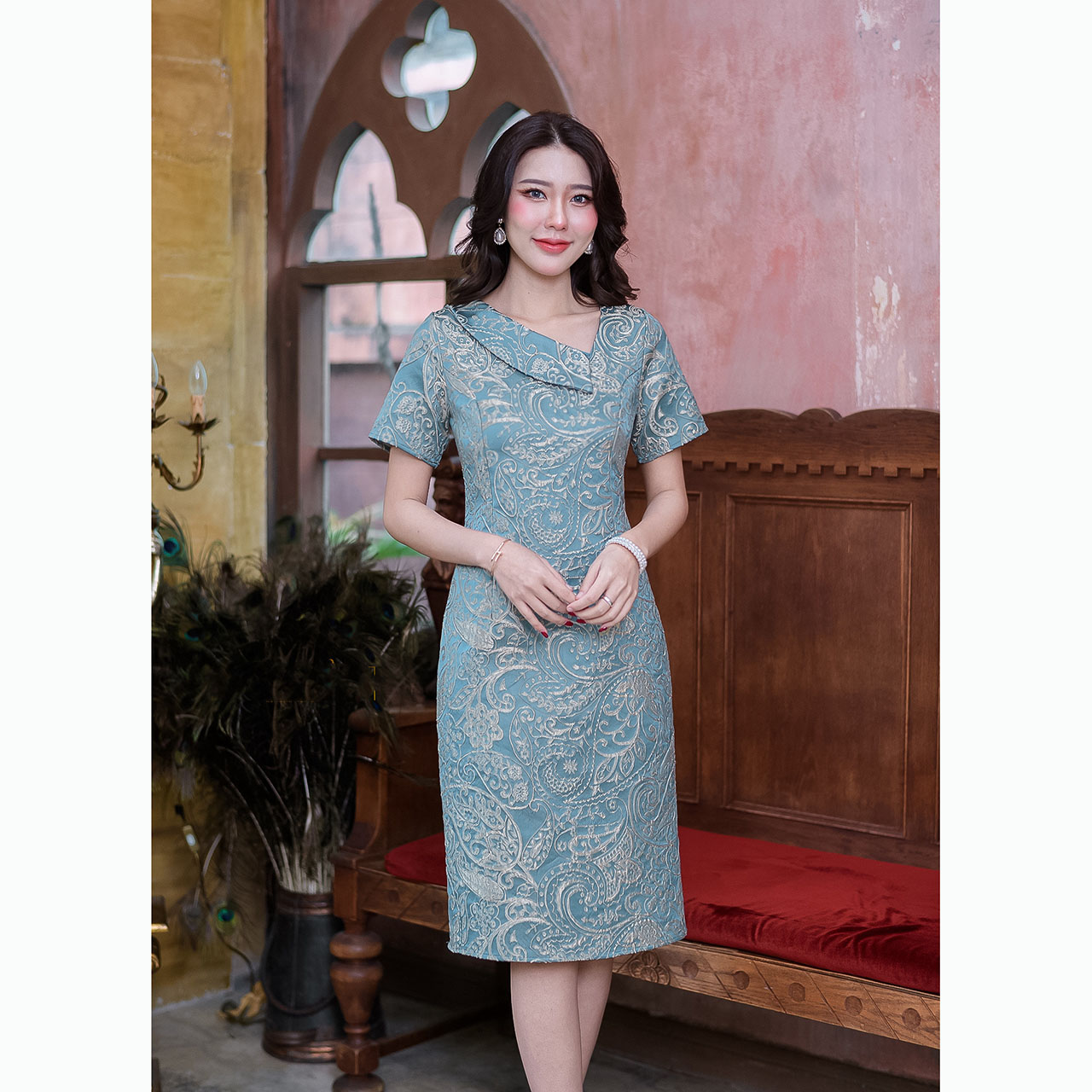 kudapy เดรสผ้า jacquard ทอลาย 3D เป็นลายนูนไหมสีทองอ่อน ผ้าลายสวยมากออกสไตล์ไทย