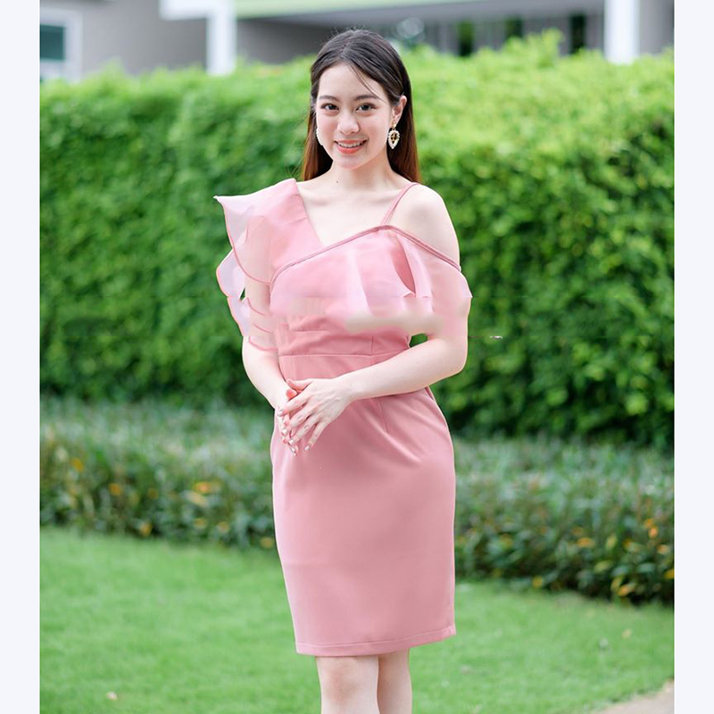 kudapy เดรสสั้นสีน้ำเงินไหล่เบี่ยง แต่งระบายผ้าไหมแก้ว แบบน่ารัก สวยๆ เรียบหรูดูแพง