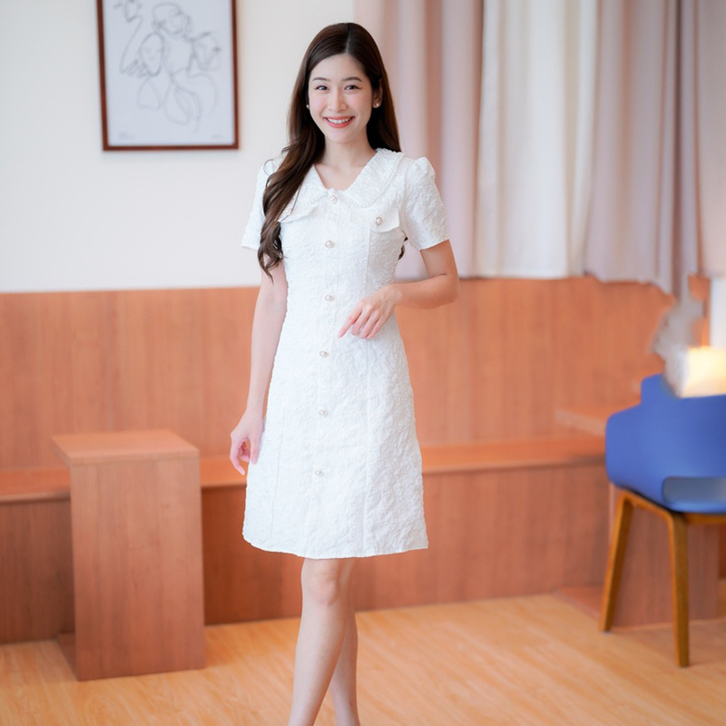 kudapy เดรสสั้นสีน้ำเงิน/สีชมพู/สีขาว ผ้าทอลายนูนแต่งกระดุม