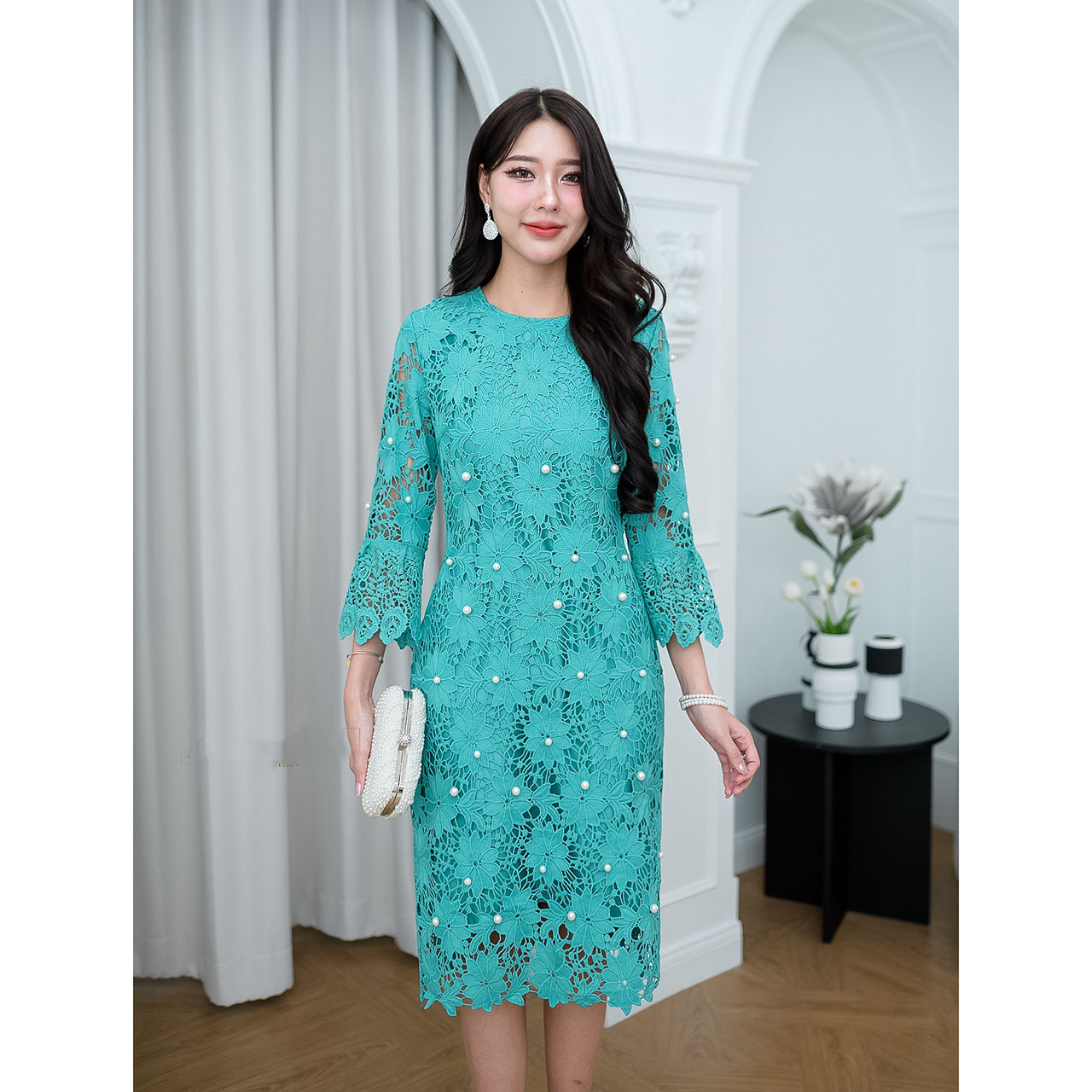 kudapy เดรสสั้นสีเขียว/สีชมพู ผ้าลูกไม้ถัก ผ้าทอลายดอกไม้หนานุ่ม งานดีไซน์คอกลม ปลายแขนแต่งระบาย ความยาวคลุมเข่า