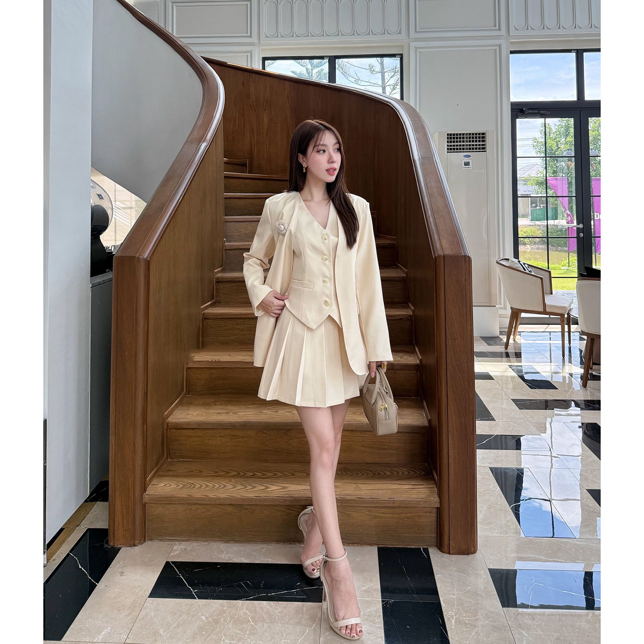 kudapy เซ็ท 4 ชิ้น เสื้อสูท+เสื้อ vestด้านใน +กระโปรง(กางเกงเป็นซับใน)+เข็มกลัดดอกไม้ ใช้ผ้าเดียวกันทั้งเซ็ท ตัวเสื้อสูทมีซับในอย่างดี