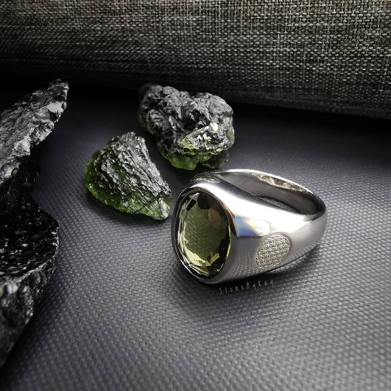 แหวนเงินสะเก็ดดาวโมดาไวท์(Moldavite)