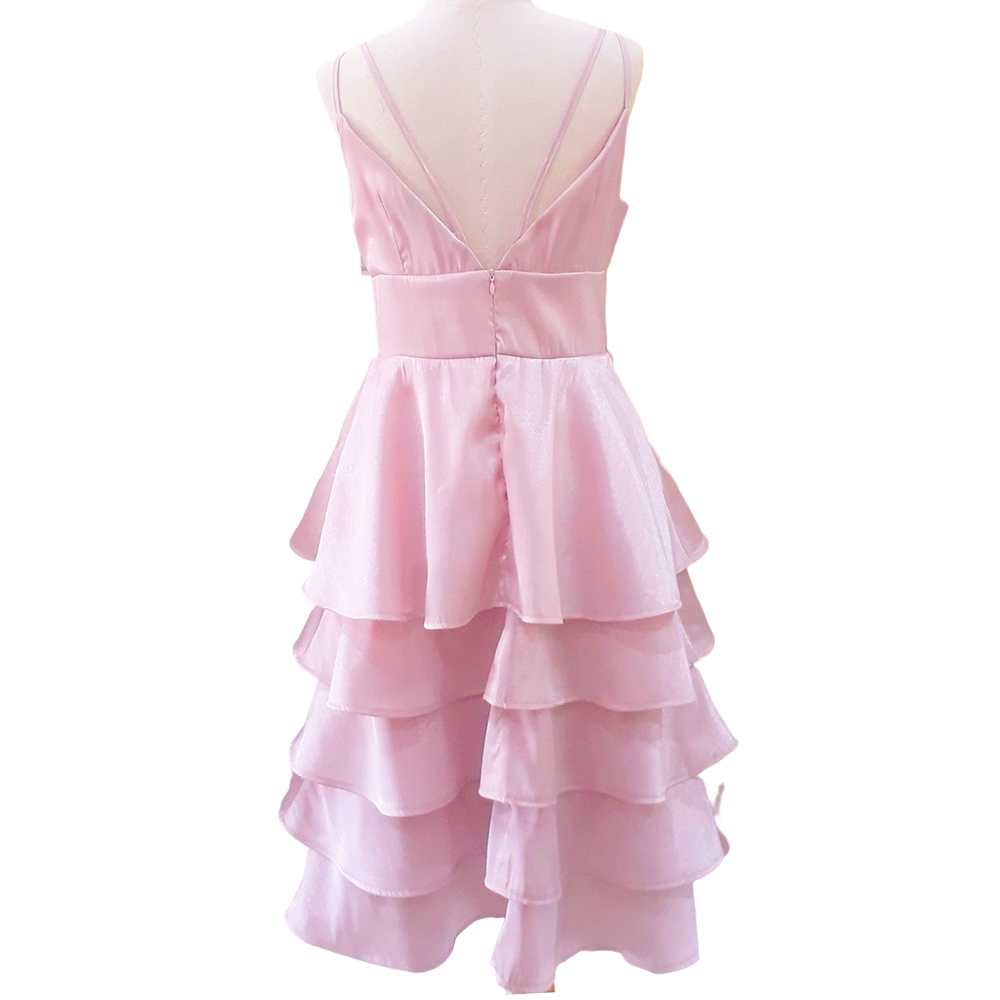 kudapy เดรสสั้นสายเดี่ยว 2 เส้นแบบสายคู่ สีชมพูคอวีแขนกุด เก็บเอวทรงสวยตัวเดรสแต่งระบายเลเยอร์ 5 ชั้น