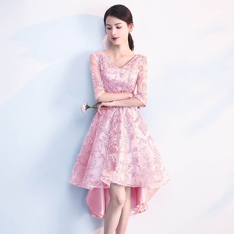 kudapy เดรสออกงานสีครีมเบจ/สีชมพู คอวีปักลายนูน กระโปรงทรงบานหน้าสั้นหลังยาว แนวเรียบหรู