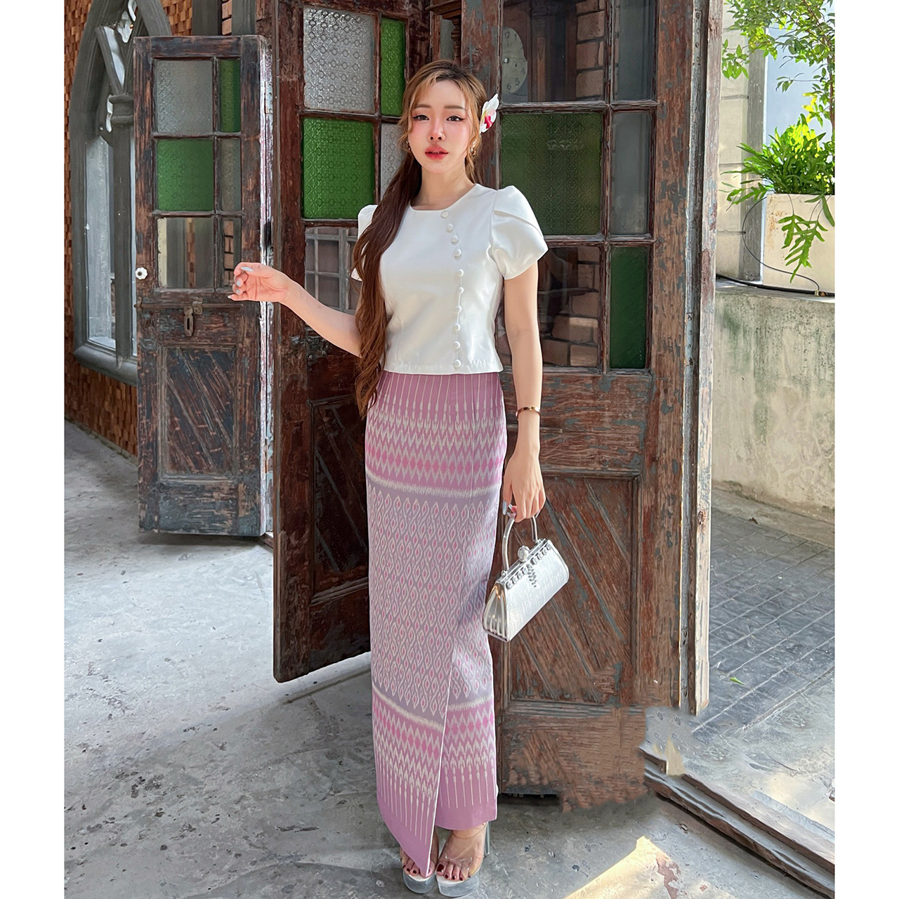 kudapy ชุดเซ็ทเสื้อคอกลมแขนสั้นทรงกลีบบัว แต่งกระดุมปั้มด้านหน้า สีขาวมุข งานผ้าไหมหนานิ่มผ้าถุงสำเร็จรูป ซิปหลัง