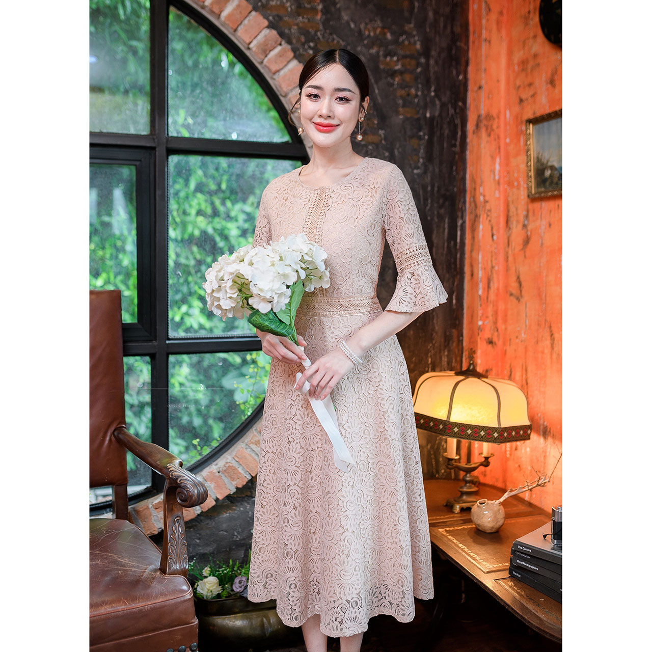 kudapy เดรสยาวสีขาว/สีครีมอมน้ำตาล แต่งคาดด้วยลูกไม้ช่วงเอว และแขนแต่งระบาย แต่งซิปหลัง