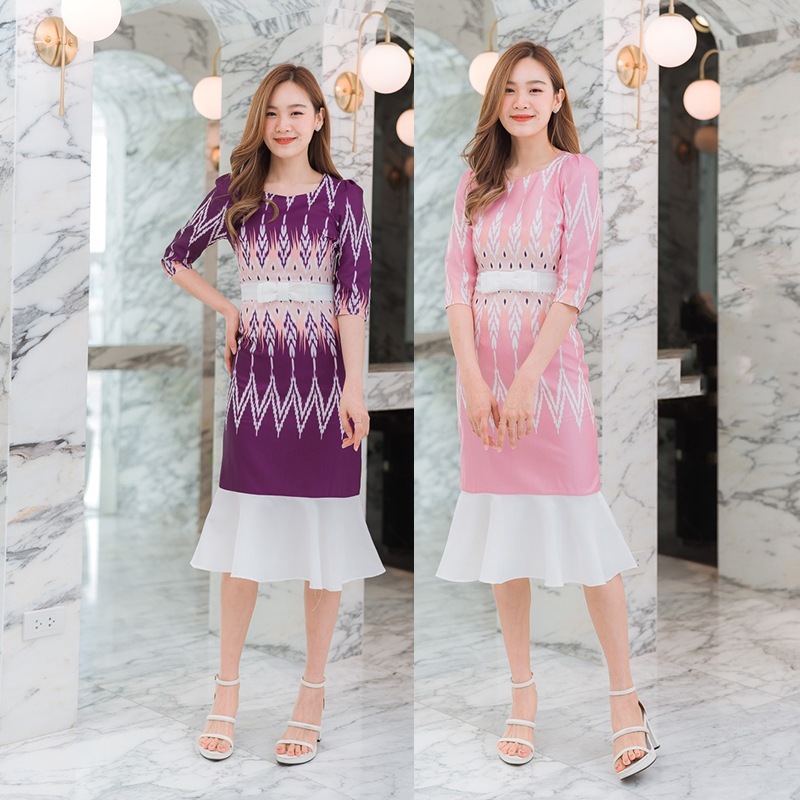 kudapy เดรสสั้นผ้าไทยพิมพ์ลายสีชมพู/สีม่วง คอเหลี่ยมแขนสั้น กระโปรงชายระบายทรงหางปลา ผ้าลายไทย มีซับใน ซิหลัง