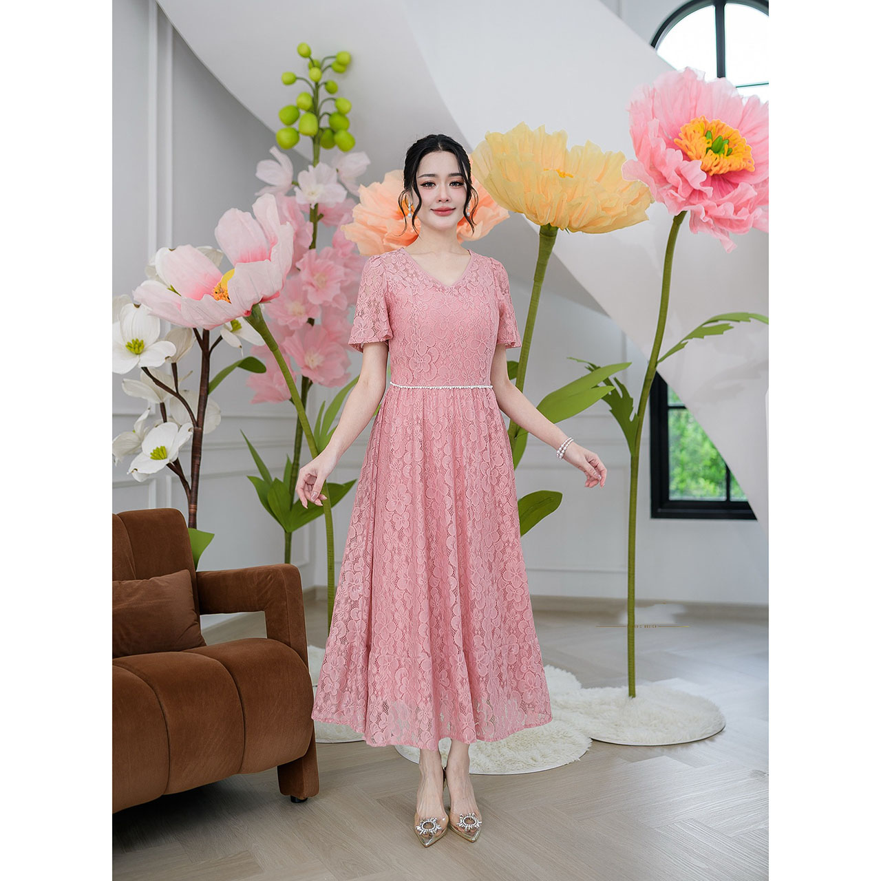 kudapy เดรสยาวผ้าลูกไม้เนื้อนุ่มนิ่ม คอวีแขนสั้นชายกระโปรงแต่งระบาย ช่วงเอวเย็บแต่งประดับมุกรอบเอว เพิ่มความสวยหวาน