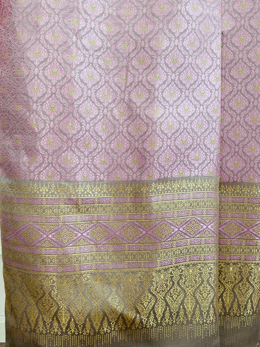 kudapy ชุดเซตไปงานแต่งสีขาว/สีชมพู set เสื้อลูกไม้แขนกระดิ่งยาวสามส่วน+ผ้าถุงผ้าไหมอิตาลี งานสวยเนี๊ยบมาก