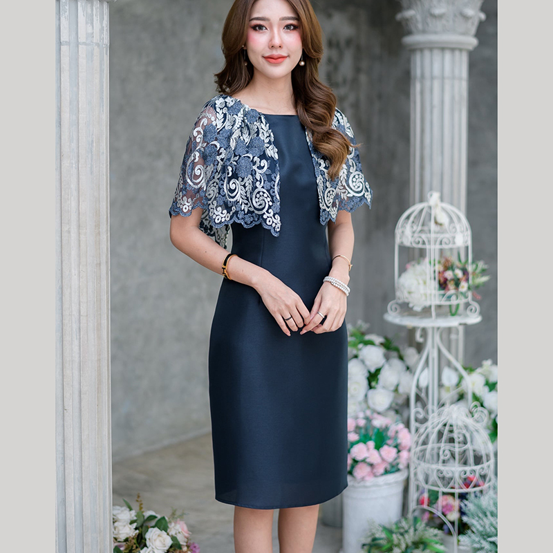 kudapy เดรสสั้นไปงาน ผ้าไหมญี่ปุ่นสีน้ำเงินกรมท่า ผ้าลูกไม้เงาปักลาย แต่งผ้าคลุมไหล่ระบายแบบเก๋ๆ ใส่ออกงานบุญ งานมงคลเริ่ดมากน๊า มีซับในซิปหลัง