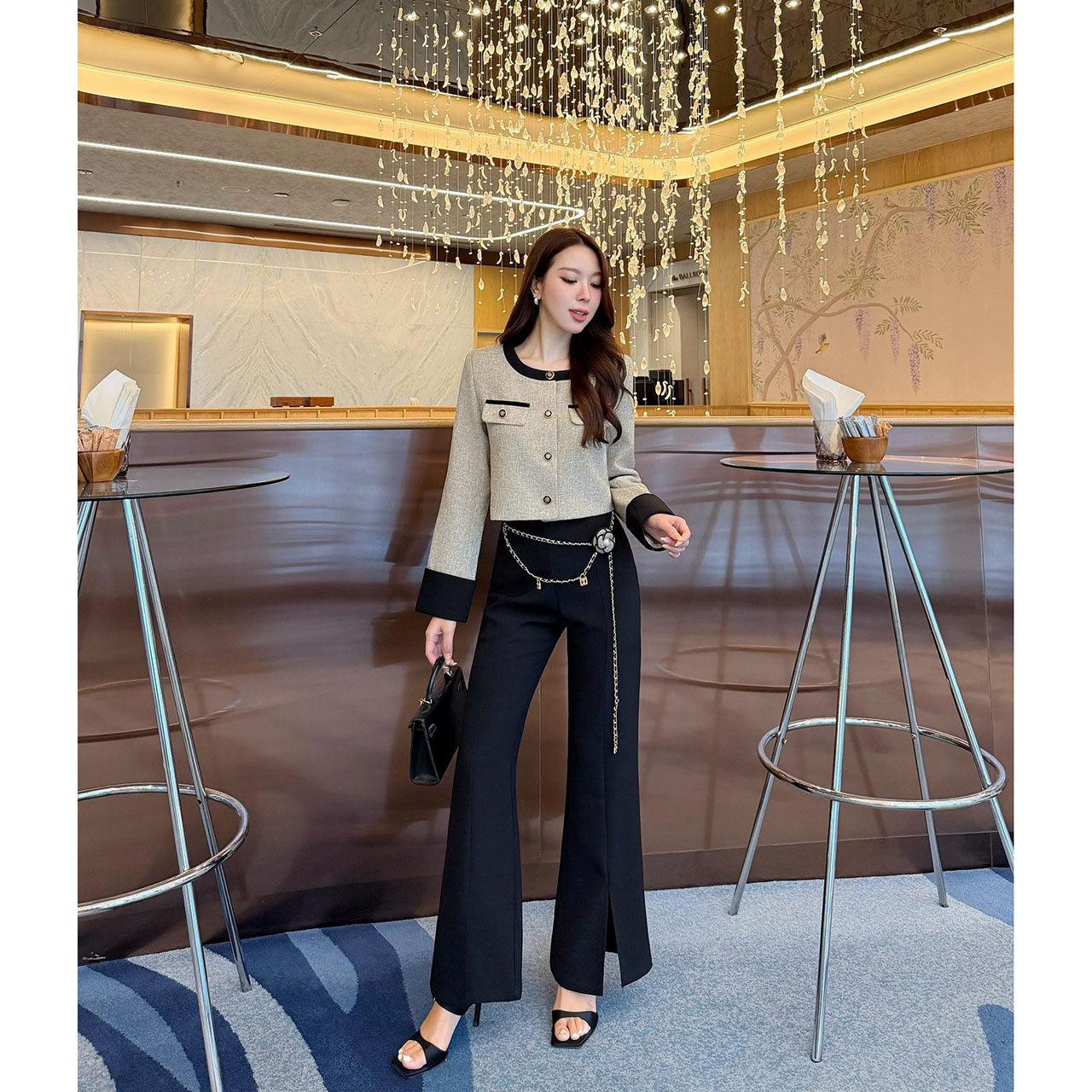 kudapy เซ็ทเสื้อครอปสูท ผ้าเนื้อทอแน่นสีสวยคลาสสิก ตัดต่อขอบสีดำบริเวณคอ แขน และชายเสื้อ เพิ่มความคมชัด กระดุมหน้าเรียงแนวตั้งแบบมินิมอล