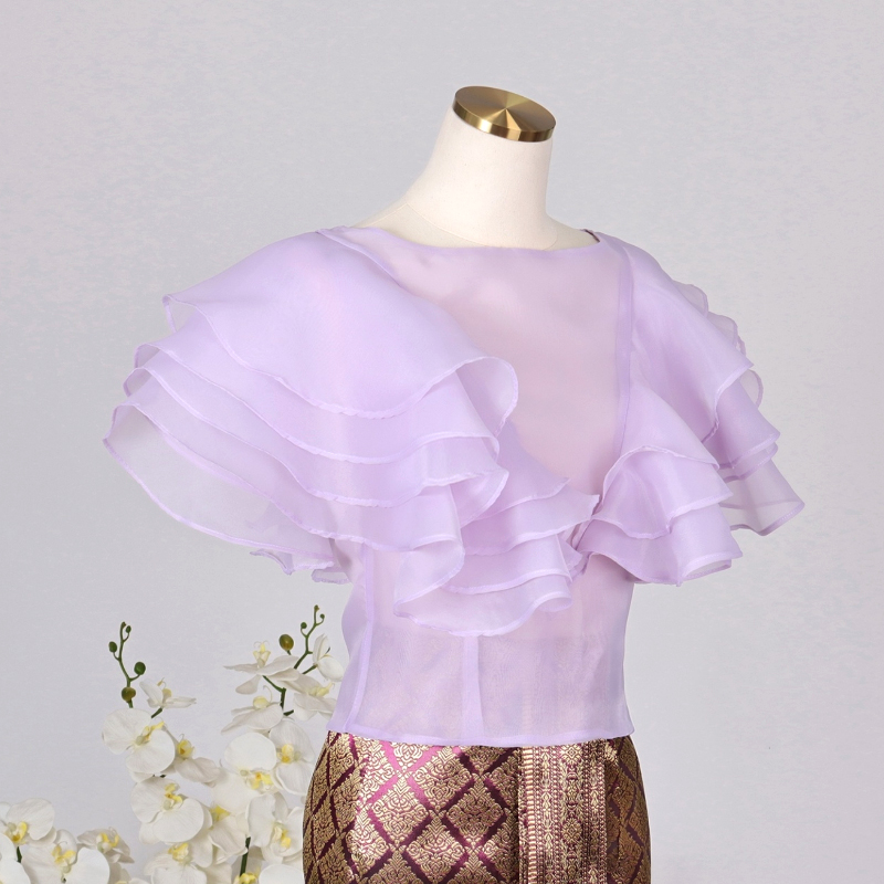 kudapy เสื้อไปงาน ผ้าแก้วคอปาดแคบสีครีม/สีม่วง แต่งระบายช่วงแขนเป็นทรงหน้าอก V Shape ระบาย 4 ชั้นสวยหรูมากๆค่ะรุ่นนี้