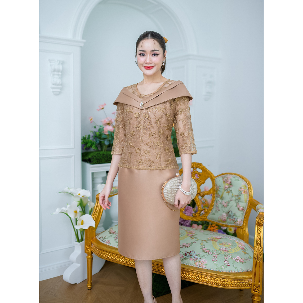 kudapy เดรสสั้นสีน้ำตาลทอง/สีชมพู/สีเขียว งานผ้าไหมญี่ปุ่นบวกกับลูกไม้เงาทอผสมดิ้นปักตกแต่งเลื่อม เป็นผ้าไหมตีเกร็ดโอบไหล่สไตล์ราตรี