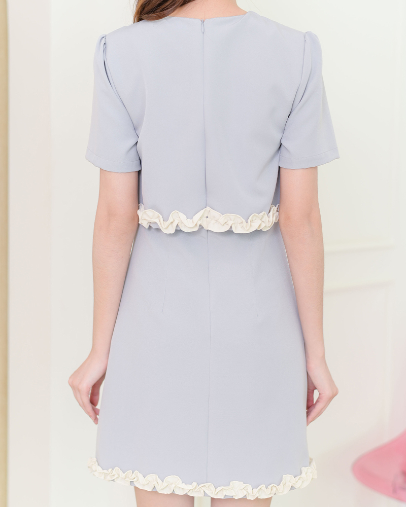 kudapy เดรสแขนสั้นคอกลม แต่งรูดระบายชายเสื้อและกระโปรง รูดยกไหล่พองเบาๆ ผ้าเนื้อหนานุ่มมีน้ำหนักทิ้งตัวสวย