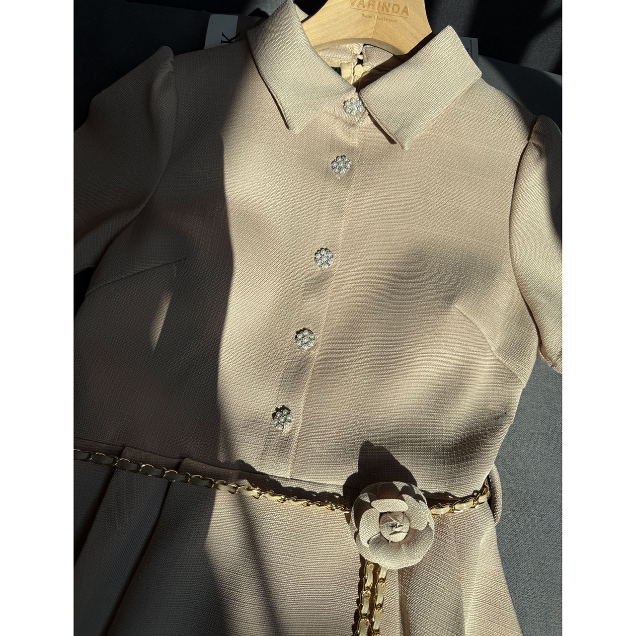 kudapy เดรสยาวสีครีม/สีฟ้า/ม่วงอ่อน/เหลืองอ่อน ผ้าทวิตญี่ปุ่นตกแต่งด้วยกระดุมดอกคามิเลีย ีซับในทั้งชุด ผ้าอัดกาวอย่างดี มาพร้อมกับเข็มขัดโซ่ และเข็มกลัดดอกไม้