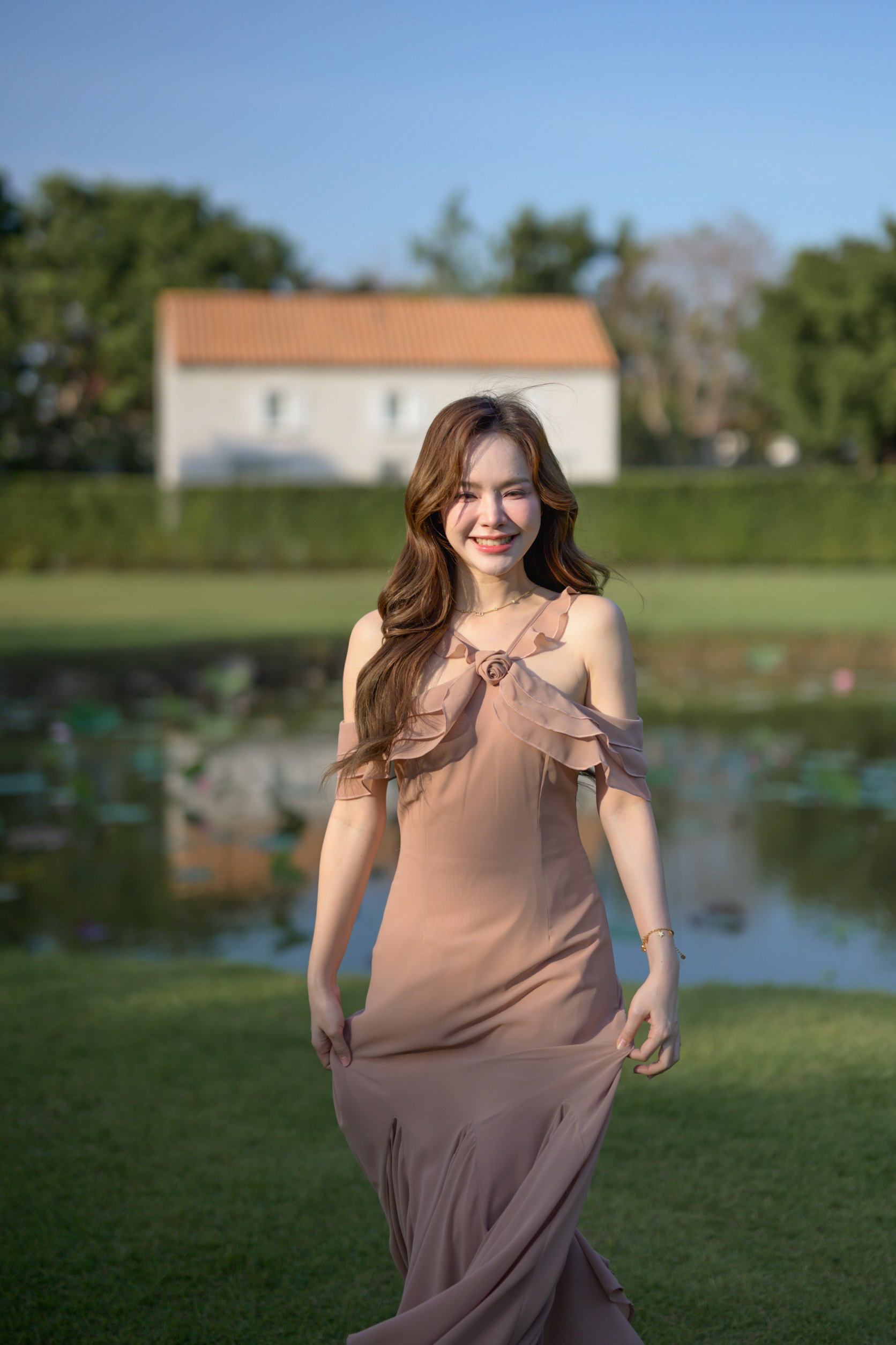 kudapy เดรสยาว ช่วงคอเป็นแบบคล้องคอทรง Vest ดูเซะซี่ ต่อระบายเลเยอร์ 3 ชั้นลงมาปิดแขนทั้ง 2 ข้าง ชายกระโปรงแต่งระบายพลิ้วสวย