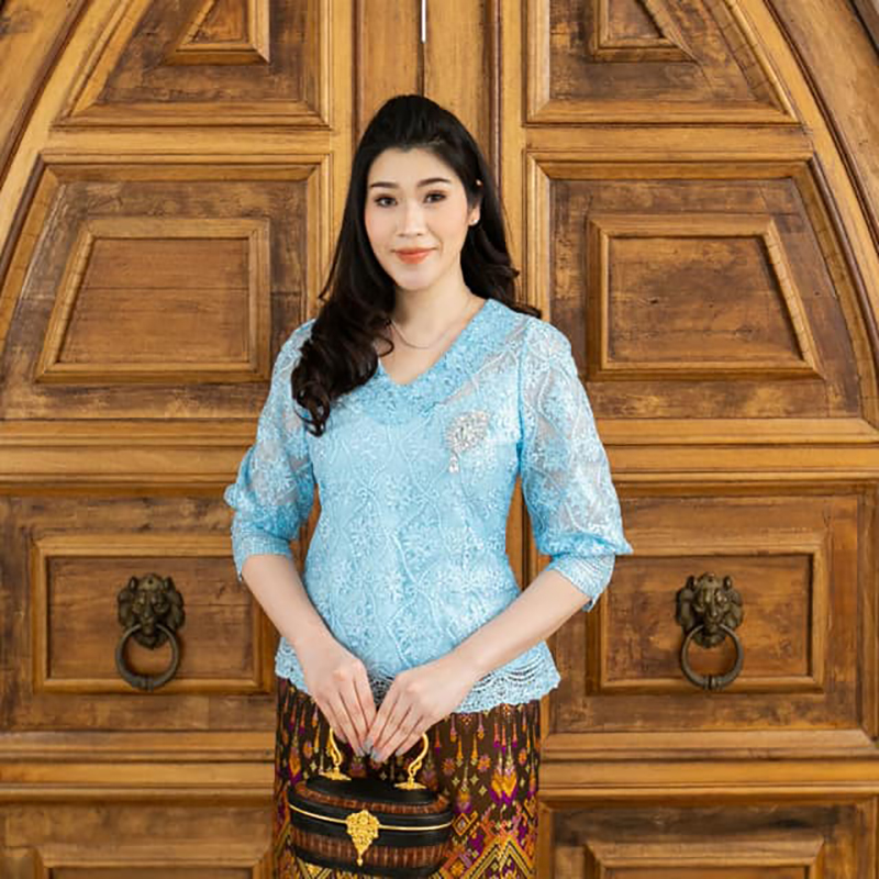 kudapy เสื้อลูกไม้ใยบวบสีฟ้า คอวีแขนบอลลูน ทรงแขนบอลลูนจะช่วยพลางช่วงแขนได้ดีมากๆ เก็บทรงช่วงลำตัวให้เข้ารูปสวยงามมาก
