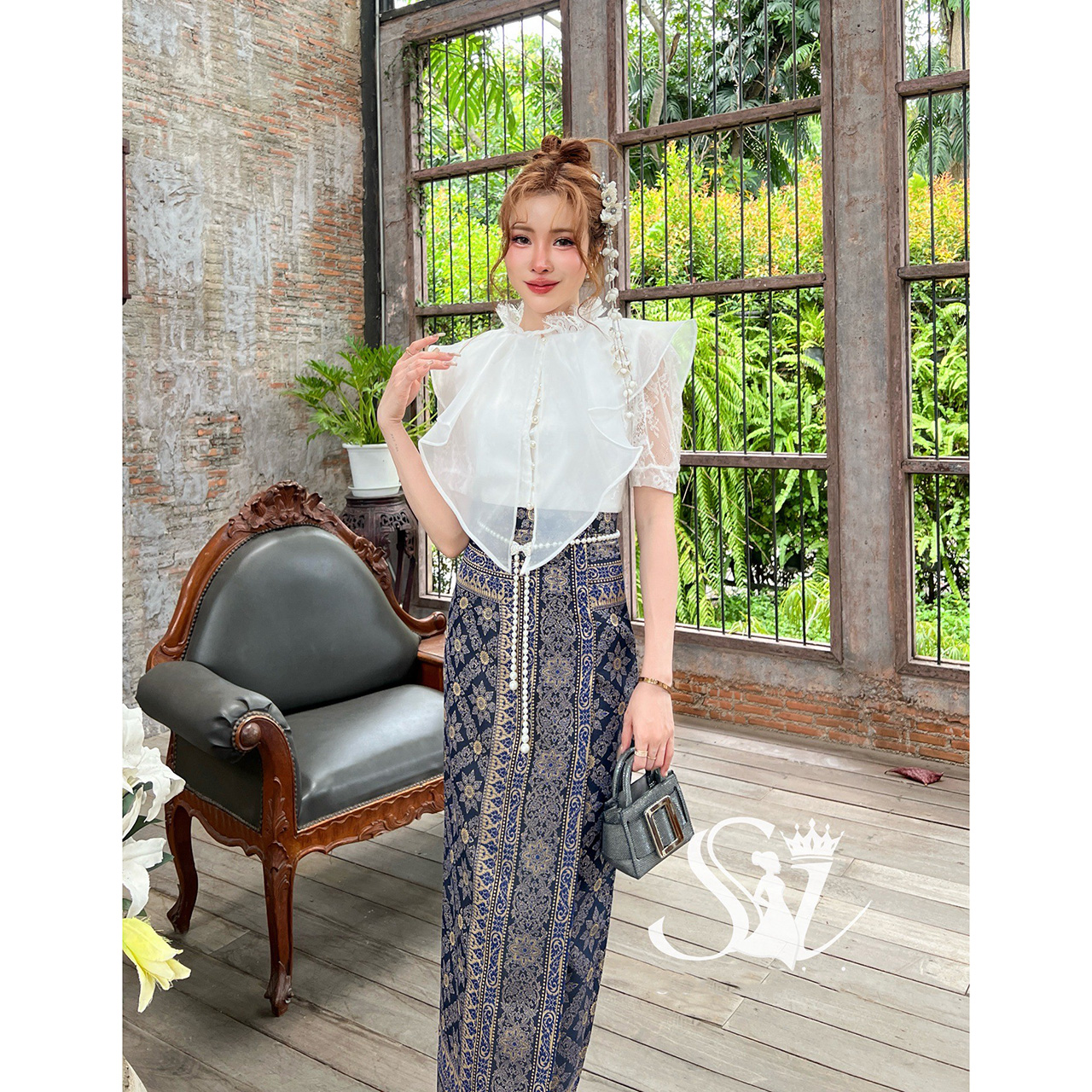 kudapy ชุดเซ็ท ลูกไม้แขนต๊กตา แต่งระบายทรงระย้า กระดุมมุกหรูหรา มีซับในสอง 2 ชั้น ผ้าถุงสำเร็จรูป ผ้าฝ้ายทอลายบุพเพ มีซิปหลัง