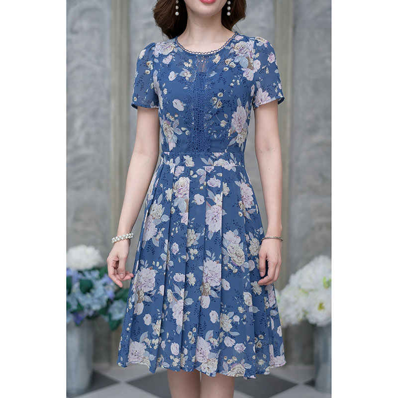 kudapy เดรสสั้นสีชมพู/สีกรมผ้าชีฟอง ลายสวยหวานมากๆ ทรงสวย มีดีเทลแต่งลูกไม้ช่วงอกและรอบคอ กระโปรงจับจีบรอบตัว