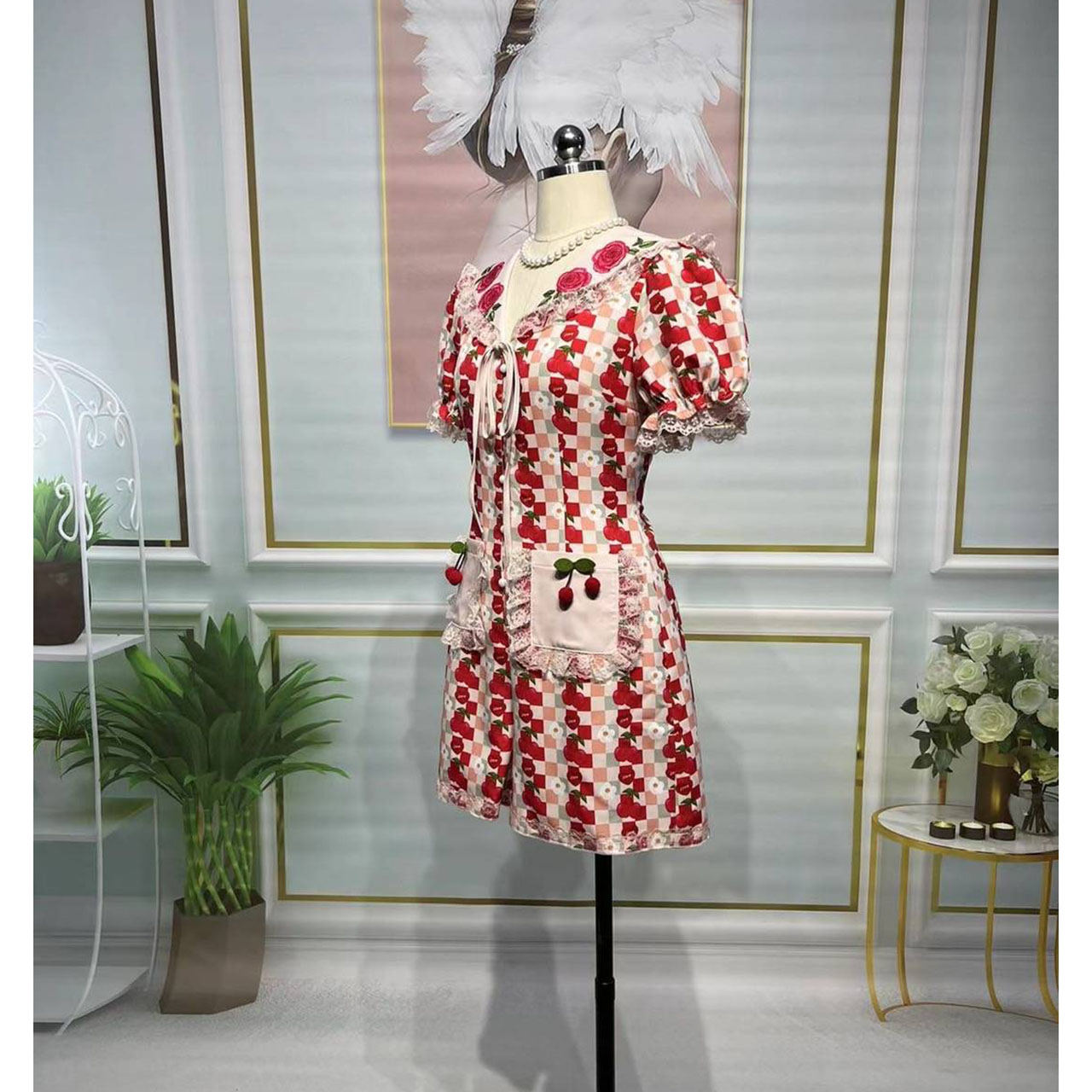 kudapy จั้มสูทขาสั้นสีครีมแดง เชอร์รี่ 3D แต่งลูกไม้ระบายขากางเกงงานสวย