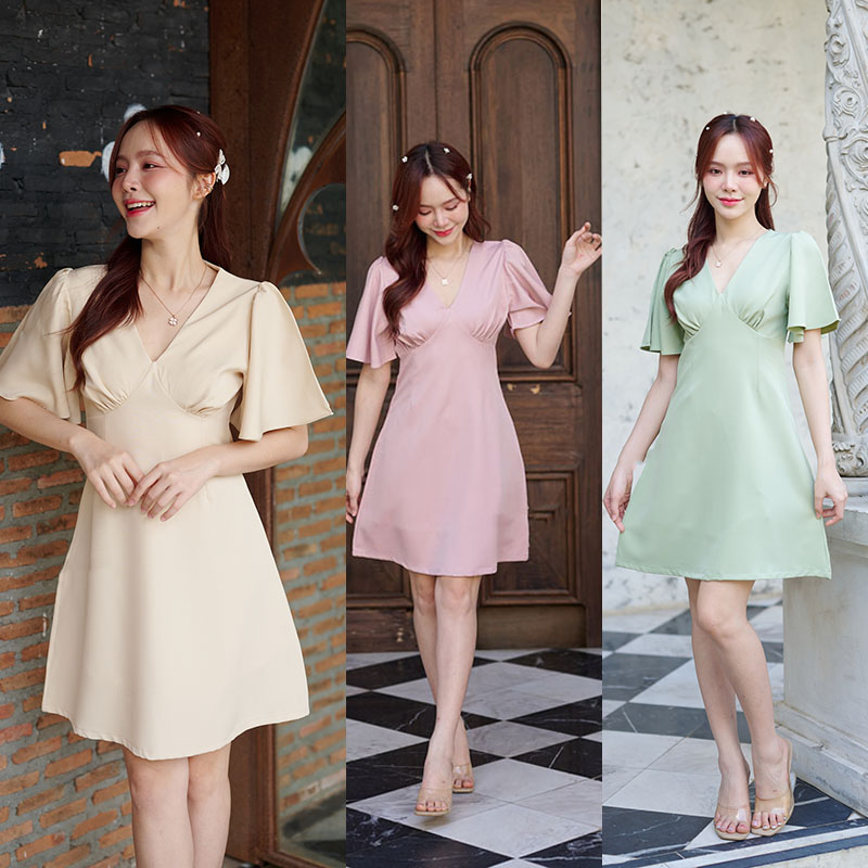kudapy เดรสสั้นสีชมพู/สีเขียวมัทฉะ/สีครีม ตัวเสื้อเป็นคอวีจับจีบเดรปที่อก ต่อลงมาเป็นกระโปรงทรงเอบานเล็กๆ แขนเสื้อเป็นทรง Bell