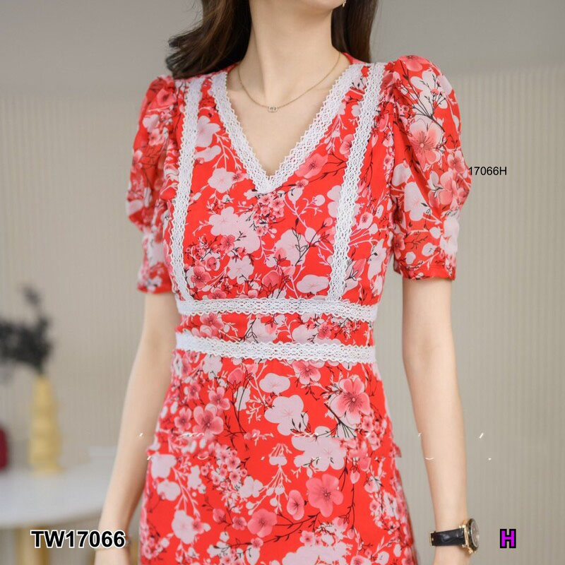 kudapy แม็กซี่เดรสยาวสีชมู ครีม ดำ เทา แดง แขนสั้น ผ้าชีฟองพิมลายดอกไม้ อกแต่งลูกไม้ มีซับใน มีซิปหลัง