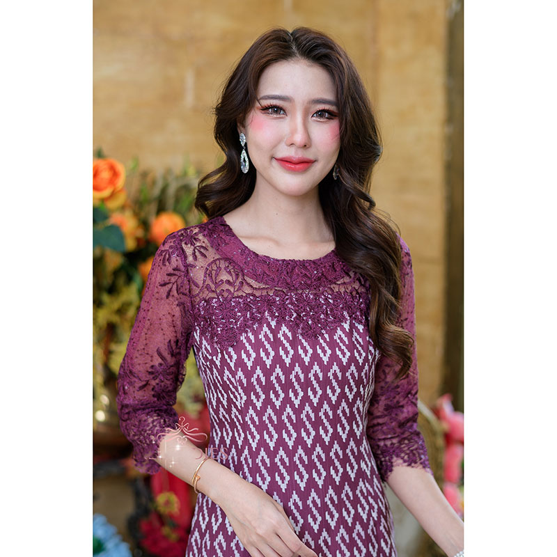 kudapy เดรสสั้นสีม่วงอมแดง/สีเขียว ผ้าพิมพ์ลายไทยลายขอ งานสวยเพิ่มความหรูหราด้วยการตกแต่งด้วยผ้าลูกไม้เพิ่มเติม