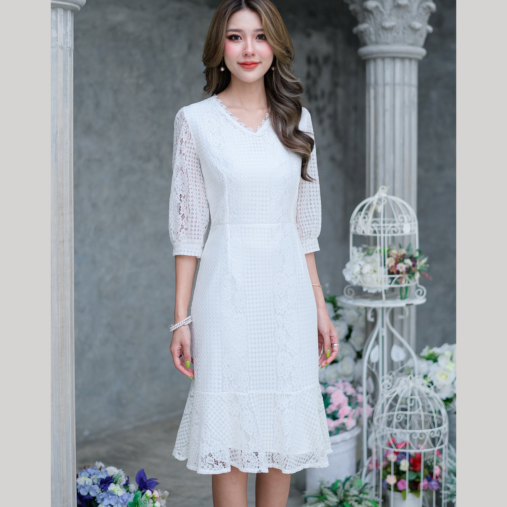 kudapy เดรสสั้นคอวีผ้าลูกไม้สีขาว สีดำ สีเทาฟ้า แขนยาวสามส่วน ทรงหางปลา ดีเทลสวยมากรุ่นนี้แนะนำเลยค่ะ