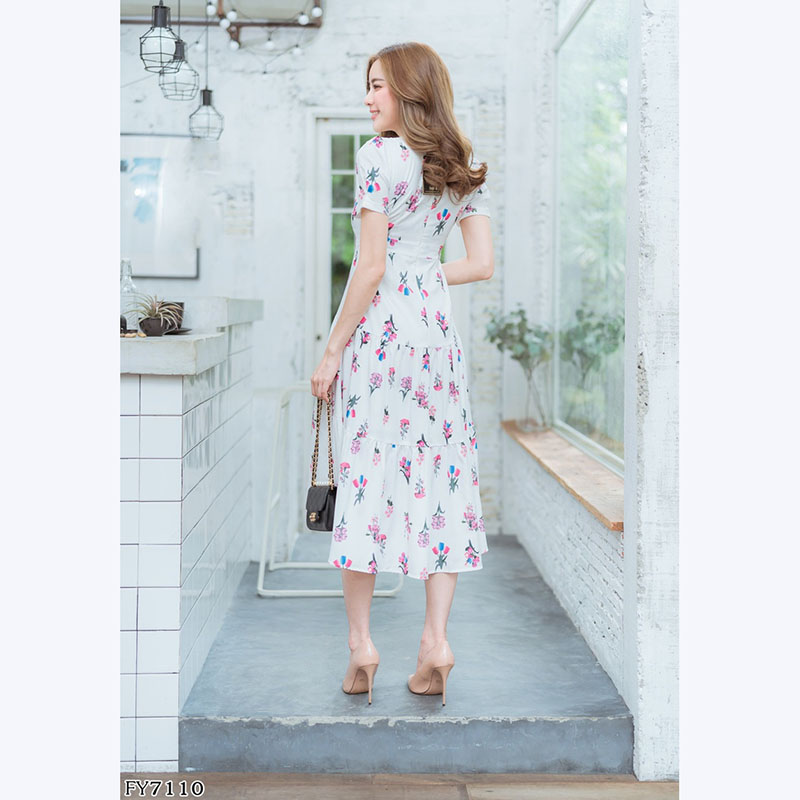 kudapy เดรสยาวสีชมพู,ขาว แต่งกระดุมลายดอกสวยดูดี