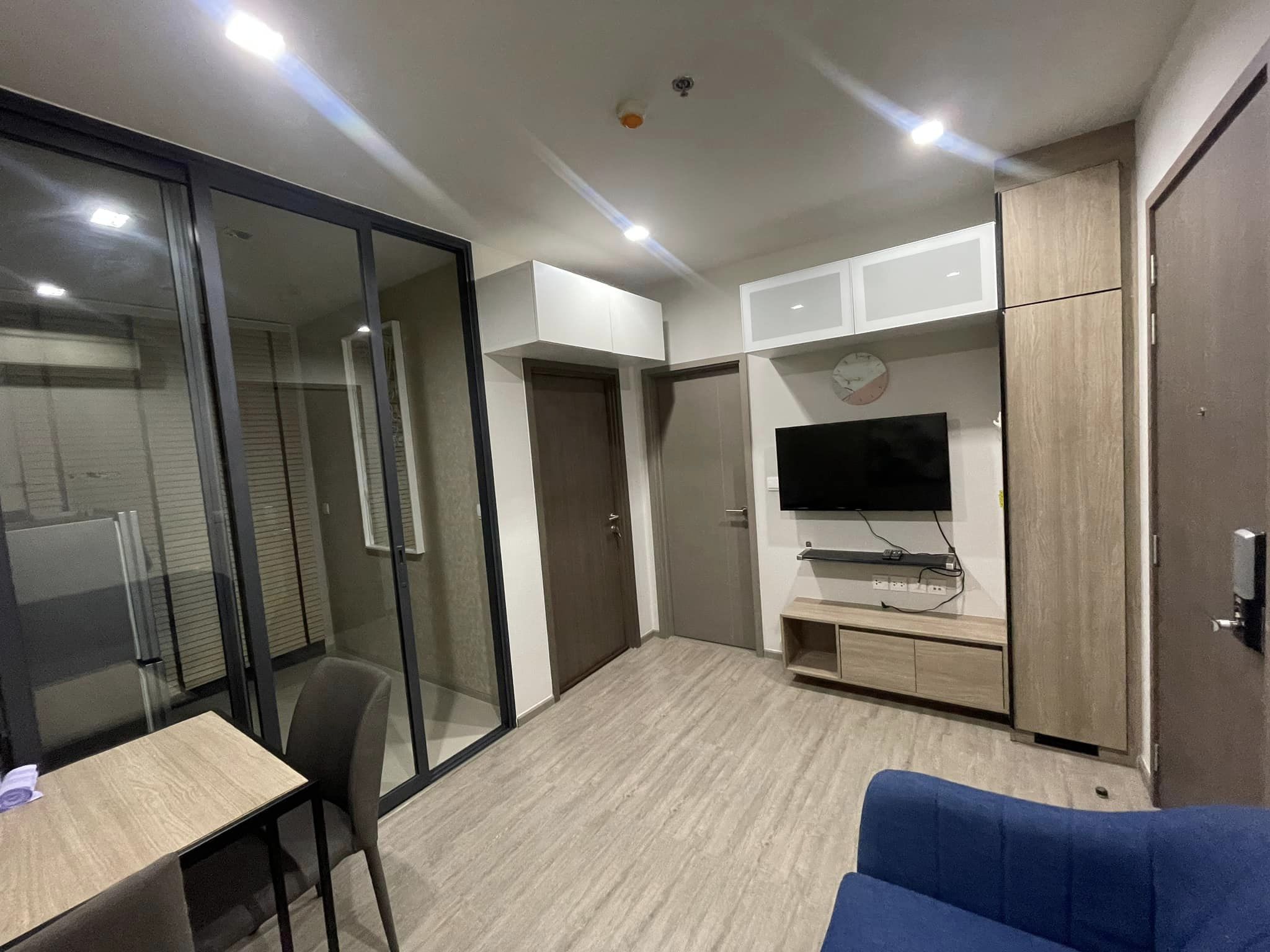 ให้เช่าคอนโด THE LINE Wongsawang (เดอะ ไลน์ วงศ์สว่าง) - 1ห้องนอน 1ห้องครัว ชั้นสูงวิวโล่ง มีเครื่องซักผ้า - การเดินทาง: เพียง 200 เมตรจาก MRT วงศ์สว่าง