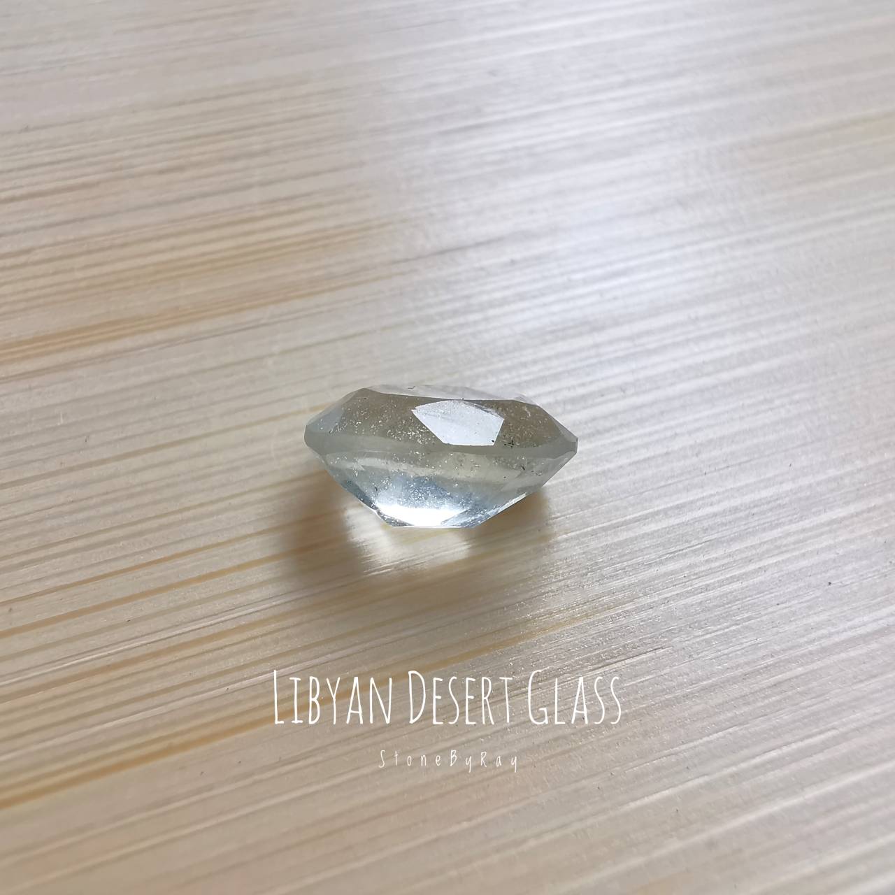 สะเก็ดดาวสีขาวเจียรเหลี่ยม(Libyan Desert Glass)