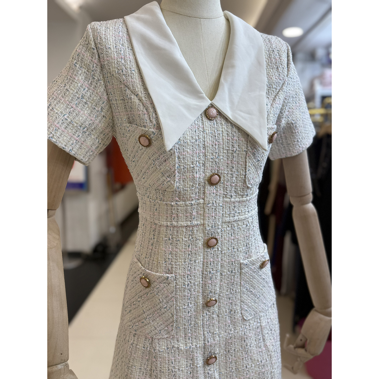 kudapy เดรสผ้าทวีดดีไซน์พรีเมียม คอปกซาตินสีขาวทรงสวย ช่วยปรับช่วงหน้า-คอให้ดูเรียว แต่งคอปกผ้าซาติน