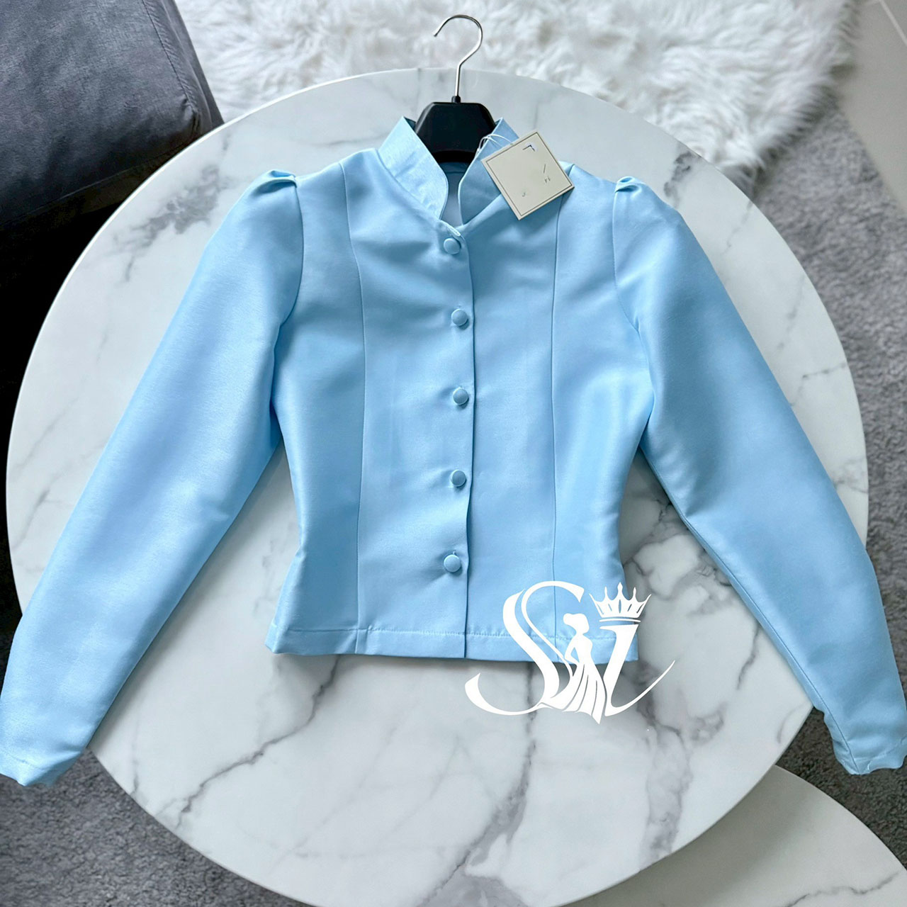 kudapy ชุดเซ็ท เสื้อจิตรลดาสีฟ้าละมุน ดีเทลแขนยาว คอจีน กระดุมหน้า ผ้าถุงสำเร็จรูป ซิปหลัง เกรดพรีเมี่ยมอัดกาว เนื้อผ้าไหมแพรทิพย์