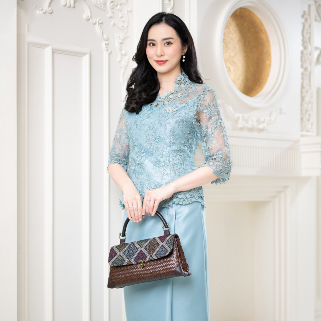 kudapy เซตออกงานยาวสีฟ้า ลูกไม้ใยบวบคอปีนปักเลื่อมเกรดพรีเมี่ยม ดีเทลตรงเอวเวลาใส่แล้วพรางหน้าท้องดีมากๆและดูหรู