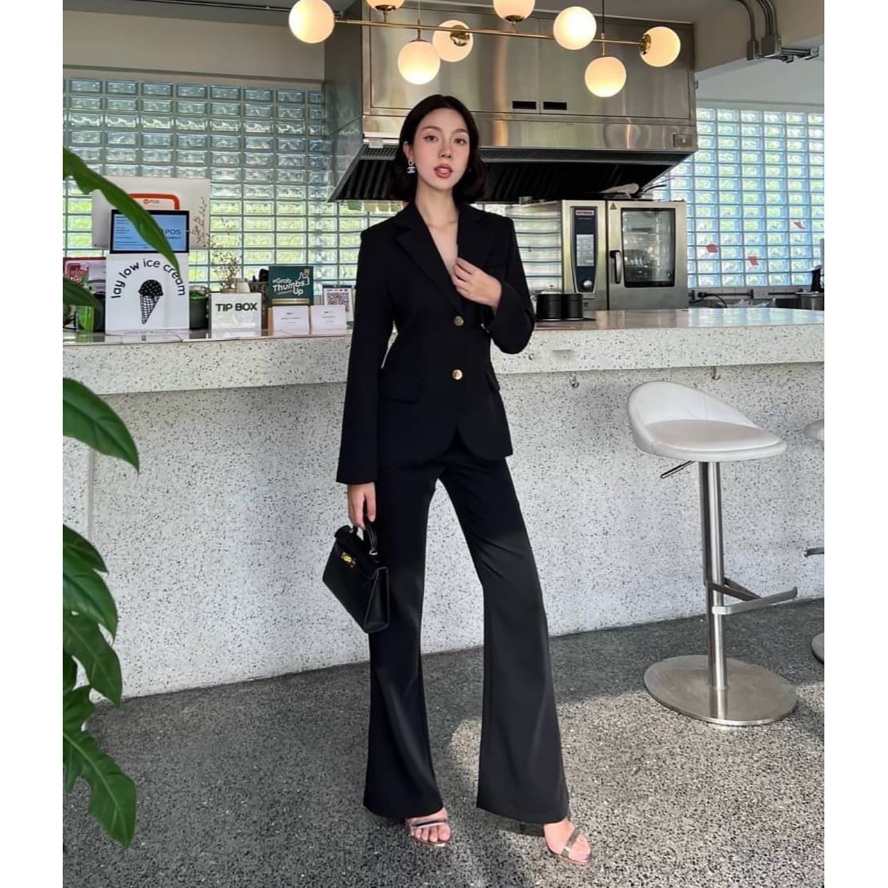 kudapy setsuit เสื้อ+กางเกง ตัวเสื้อแต่งกระดุมทอง 2 เม็ดติดได้ มีซับในทั้งตัว ปลายแขนเสื้อแต่งกระดุมทองเม็ดเล็ก