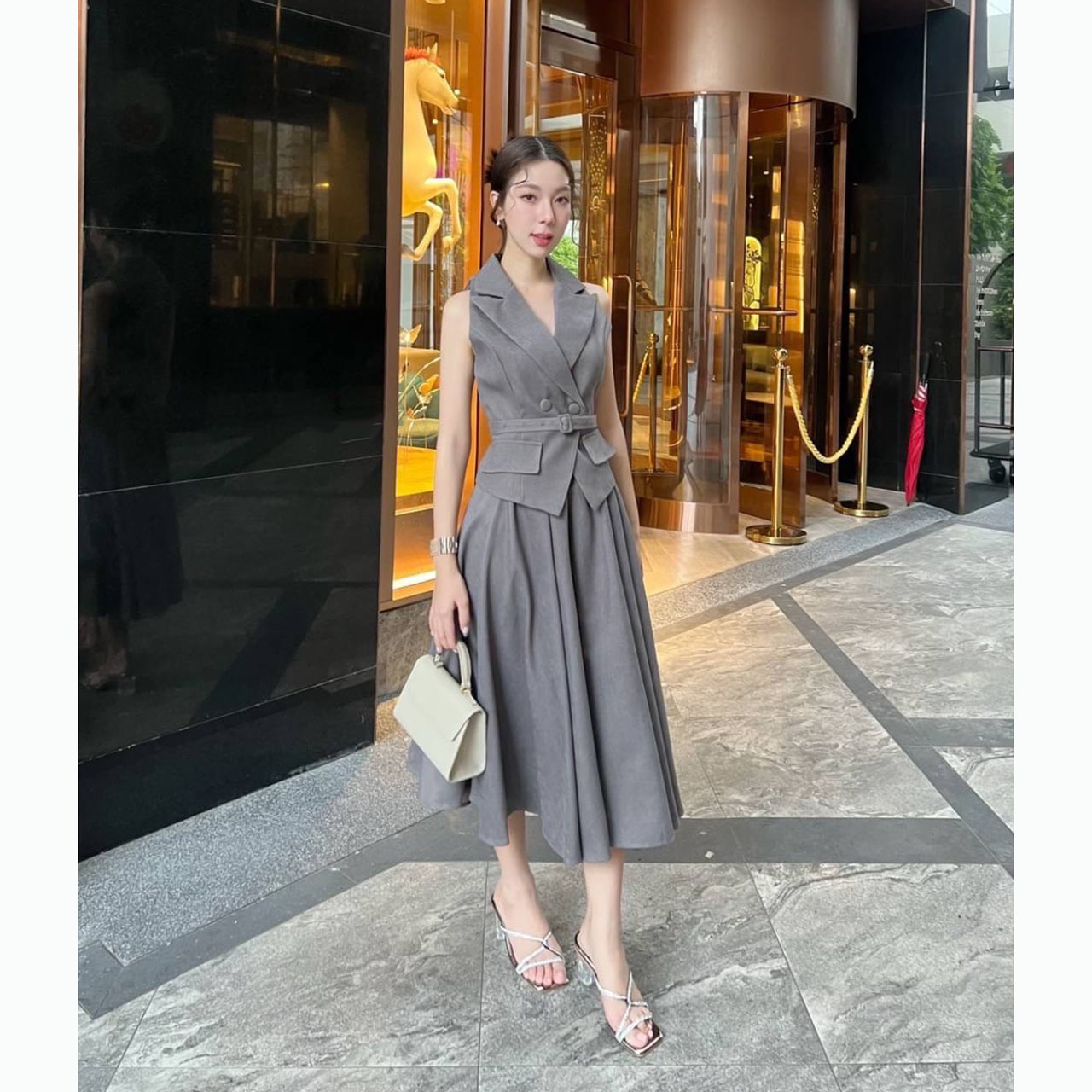 kudapy เซ็ทเสื้อแขนกุดทรงเข้ารูปมาพร้อมกับกระโปรงทรงยาว วเสื้อเก็บทรงเข้ารูปสวย กระดุมปั้มติดได้จริง2เม็ด แต่งกระเป๋าหลอกซ้ายขวา