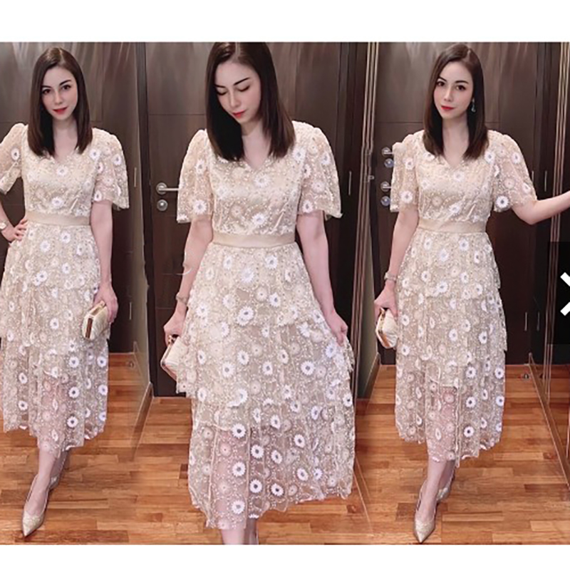 kudapy เดรสยาวสีครีมทอง คอวี ลูกไม้ แขนสั้น เนื้อผ้าลูกไม้มุ้งปักลายด้วยเลื่อม และดิ้นสีทอง