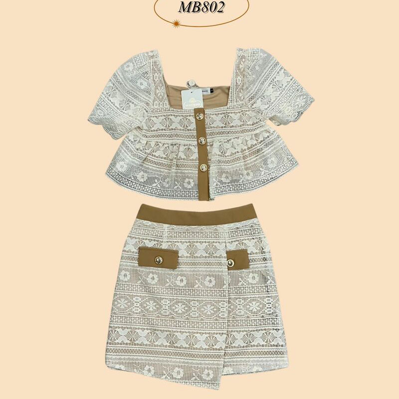 kudapy ชุดเซ็ทผ้าปักลายดอกสีครีม มีซับใน เสื้อครอปทรงบานดีเทลปักกระดุมกลางอก คอเหลี่ยม กระโปรงเข้ารูป