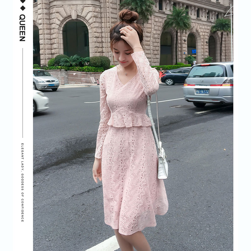 kudapy เดรสสั้นสีชมพูกะปิอ่อน ผ้าลูกไม้ คอวี แขนยาว เอวระบาย กระโปรงทรงเอบาน สวยหวาน