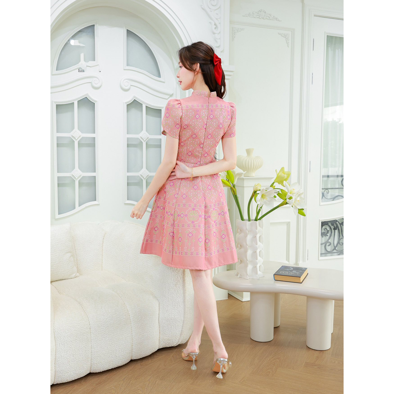 kudapy เดรสไทยทรงบานแขนกลีบบัวคอจีนแบบตั้งเล็กๆพร้อมผูกโบที่คอเสริมลุคให้ดูน่ารักมีสไตล์หวานผสมวินเทจ