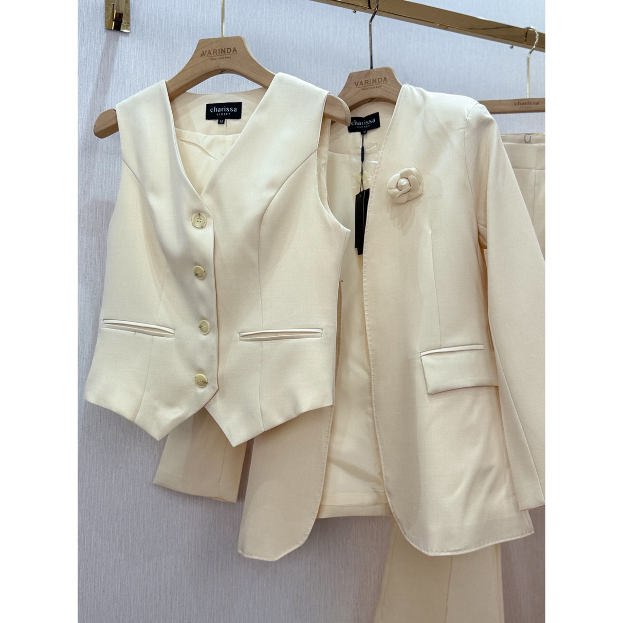 kudapy เซ็ท 4 ชิ้น เสื้อสูท+เสื้อ vestด้านใน +กางเกง+เข็มกลัดดอกไม้ ใช้ผ้าเดียวกันทั้งเซ็ท ตัวเสื้อสูทมีซับในอย่างดี กระเป๋าจริง