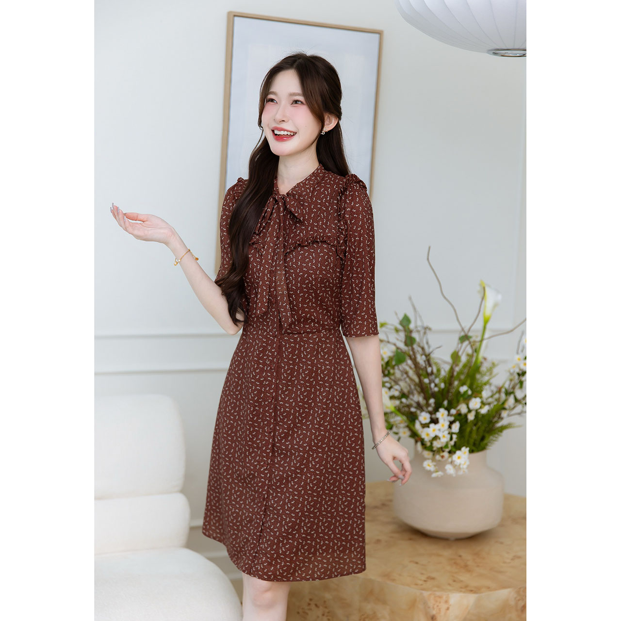 kudapy เดรสคอผูกโบว์ งานกระดุมหน้า มีดีเทลเย็บเป็นระบายเล็กๆช่วงอกและไหล่ดูน่ารัก