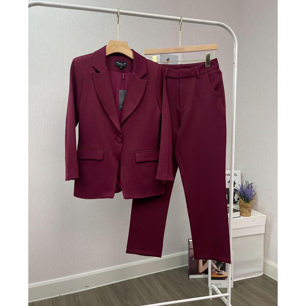 kudapy ชุดเซ็ท Blazer+กางเกง ผ้าดี เสื้อสูทมีซับในอย่างดี แต่งกระดุมผ้าเดียวกับสีชุด คู่กับกางเกงขายาวใส่สบาย