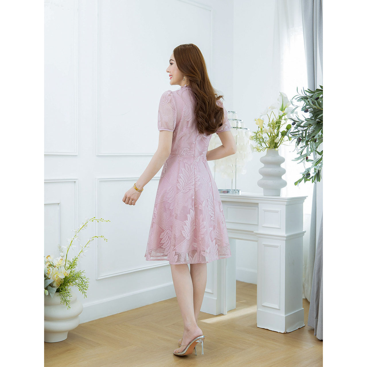 kudapy เดรสสั้นสีดำ/สีชมพู ผ้าลูกไม้ทอลายสวย ลูกไม้ทอลายใบไม้ จับจีบผูกโบว์ช่วงคอ สวยเรียบใส่ได้ตลอด