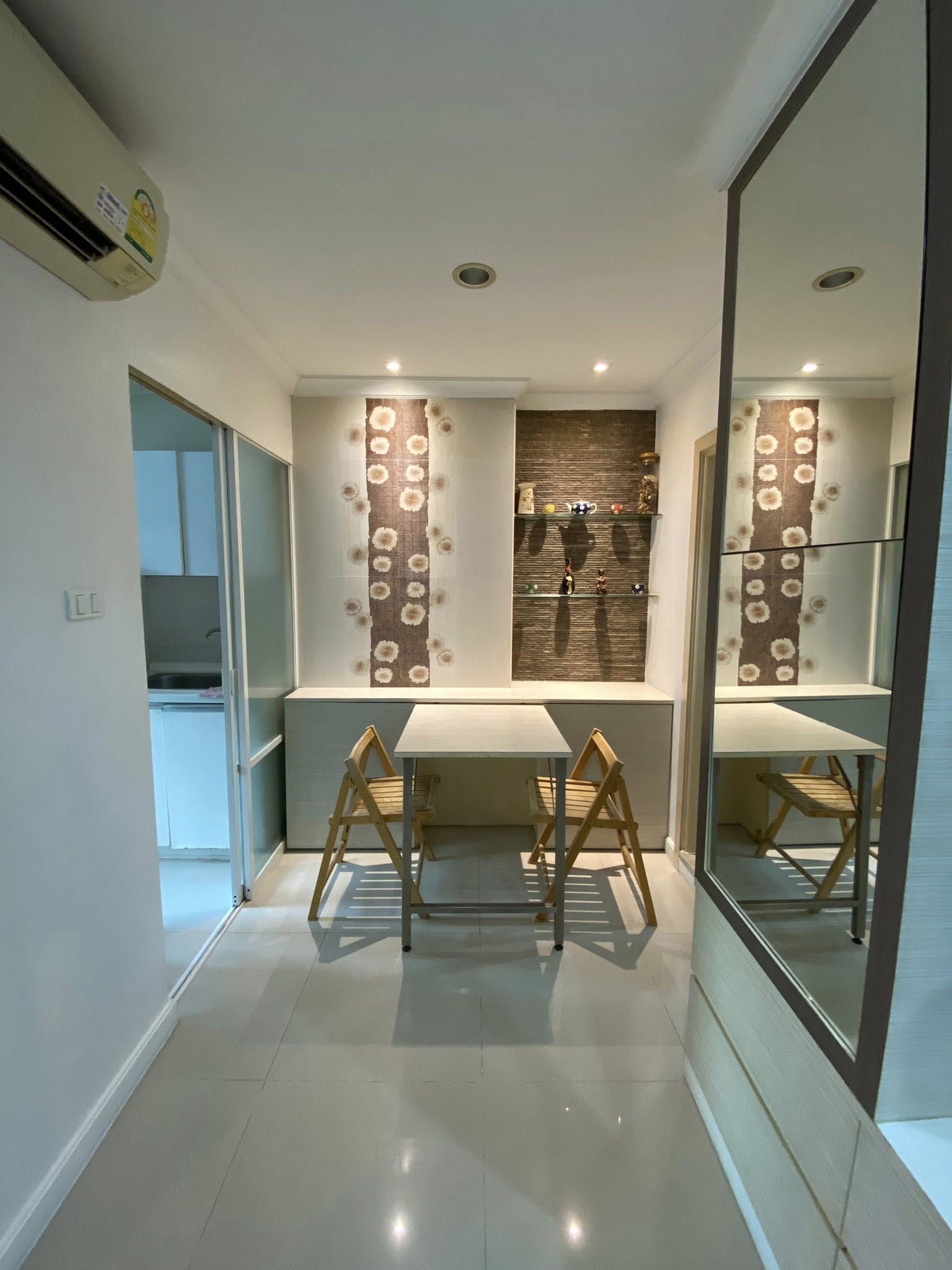 ให้เช่าคอนโด Lumpini Place Rama 9 - Ratchada (ลุมพินี เพลส พระราม 9 - รัชดา) 1ห้องนอน / 1ห้องน้ำ ขนาดห้อง 38 ตรม. ชั้น 10 ตึก B ค่าเช่า 13,500 ต่อเดือน รถไฟฟ้าMRTพระราม9