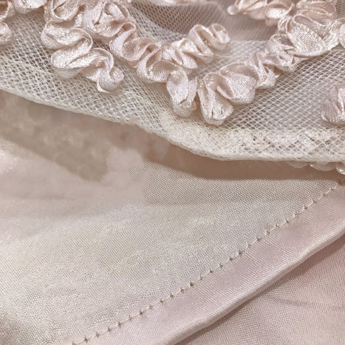 kudapy เดรสสั้นออกงาน ผ้าลูกไม้สีครีม กระโปรงดีไซน์เป็นทรงหน้าสั้นหลังยาว