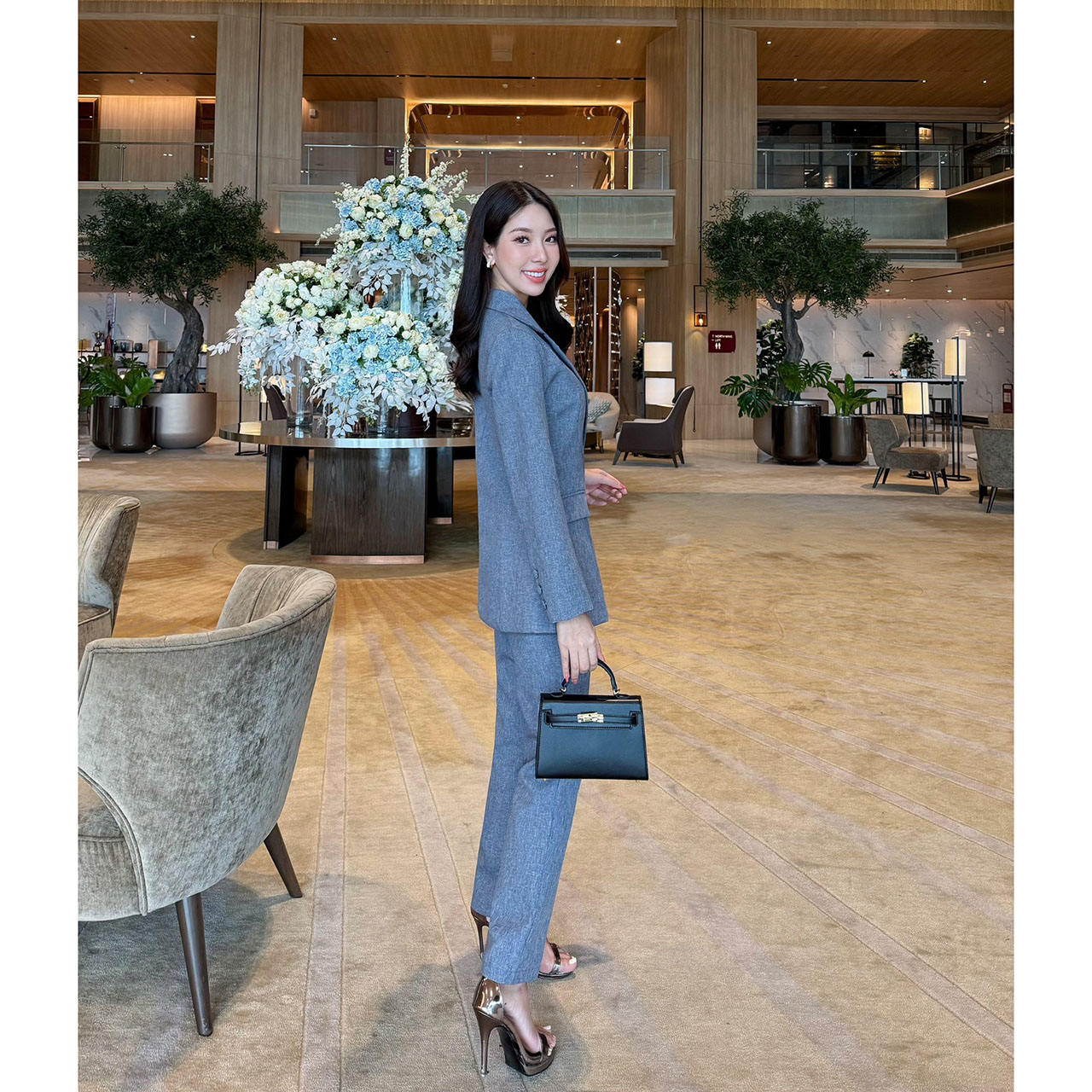 kudapy ชุดสูท สวยคลาสสิคแมทซ์ง่าย คล่องตัว เสื้อสูทมีซับในอย่างดี แต่งกระดุมปั้มผ้าเดียวกับสีชุด มาคู่กับกางเกงขายาวทรงกระบอกเล็กใส่สบาย