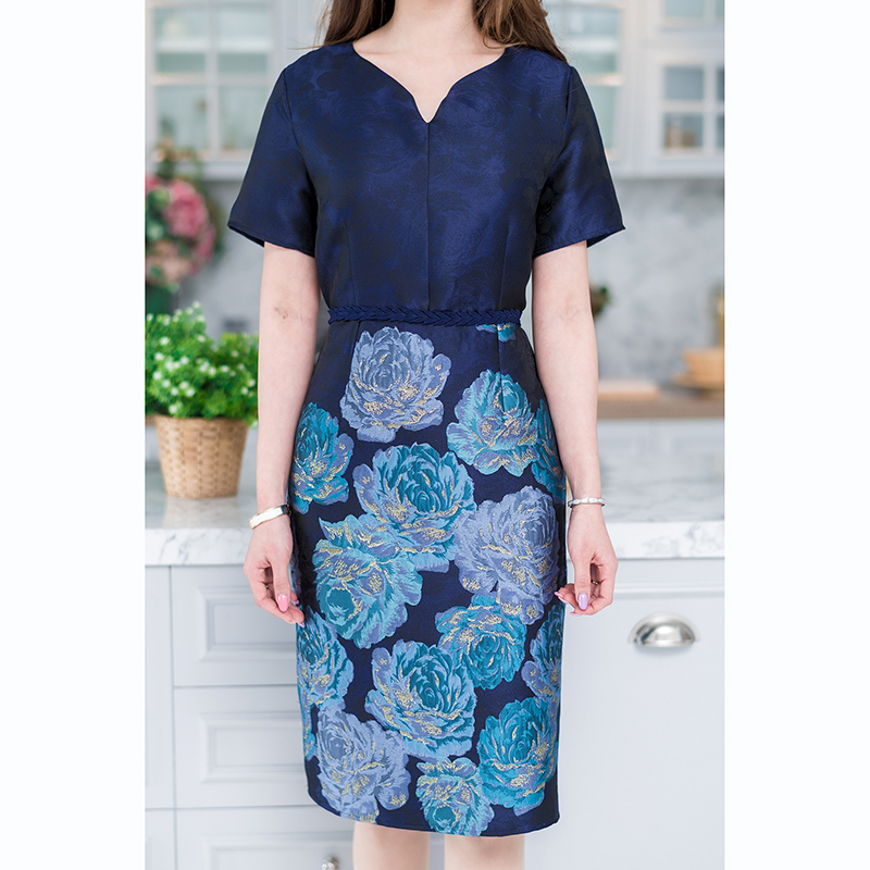 kudapy เดรสสั้นสีกรม ผ้าทอผสมดิ้นทองอย่างดี ทอลายกุหลาบผสมดิ้นทองสวยหรูช่วงดอกไม้จะเป็นลายนูน