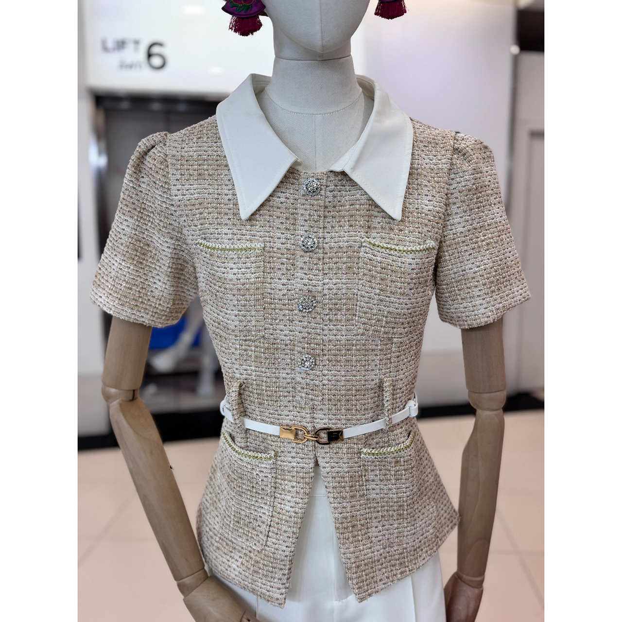 kudapy set 3 ชิ้น: เสื้อทวีต+กางเกง+เข็มขัด ชุดทวีตปกขาว ีเทลกระดุมคริสตัลคือความหรู เสื้อท็อปผ้าทวีต